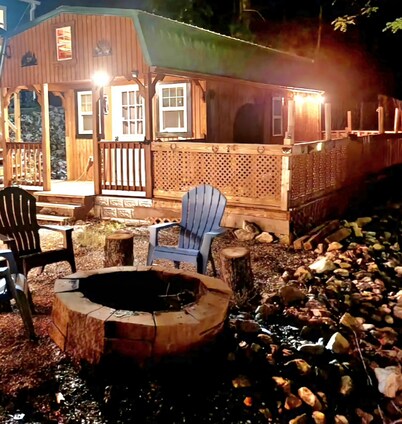 Tiny Home Cabin @ Nolin Lake Close to Mammoth Cave. Couple's Retreat w/ Hot Tub 
