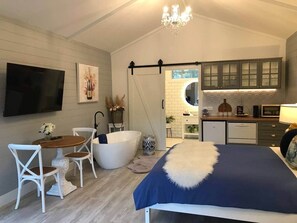 1 bedroom, iron/ironing board, WiFi, bed sheets - Hamptons In Rye Blue Cottage 3Mins from HotSprings (Rye)