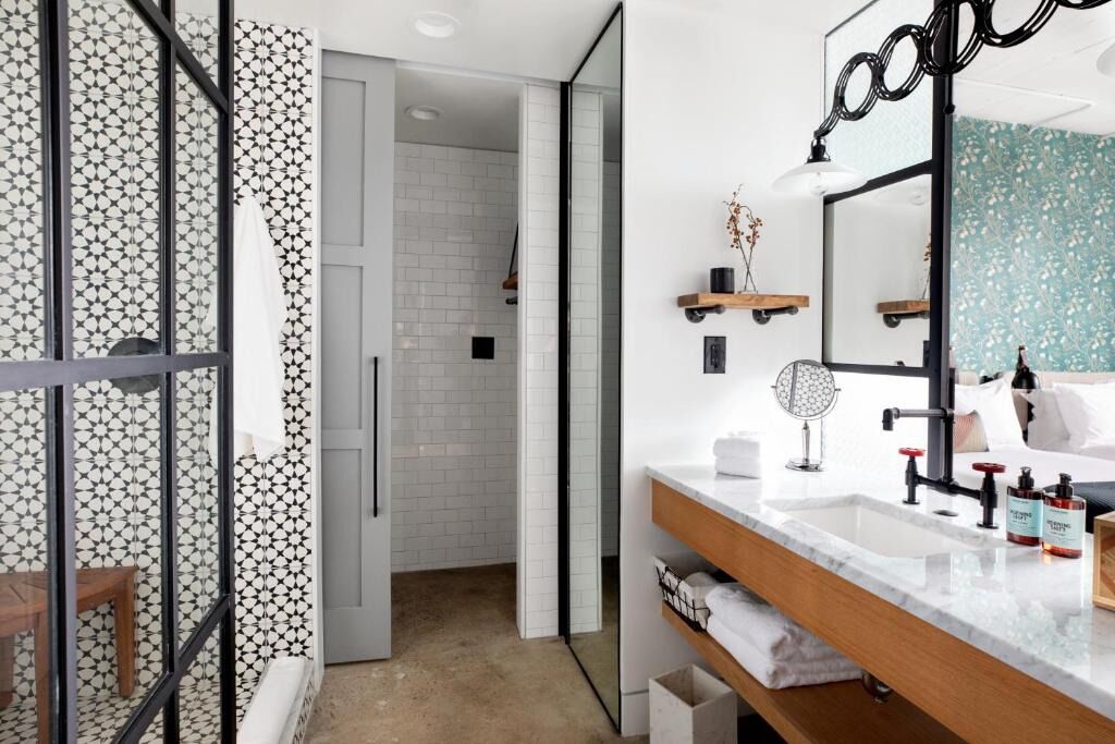 Relax and Unwind! Pet-Friendly Property, Parking Onsite, Near Statue of Elvis