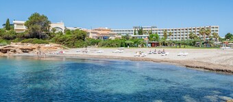 Penthouse with private solarium and pool sea views