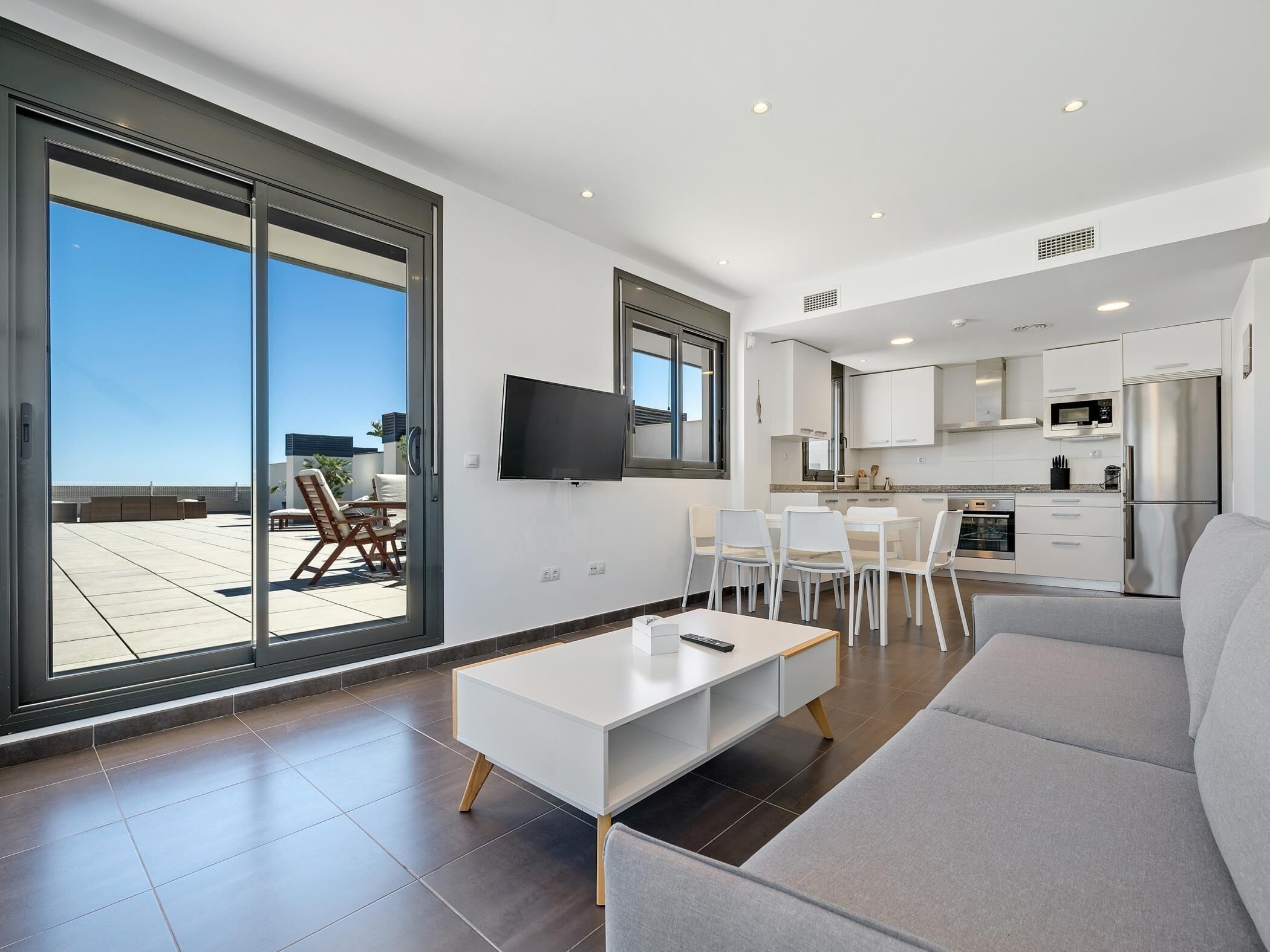 Ático con solarium privado y piscina frente mar