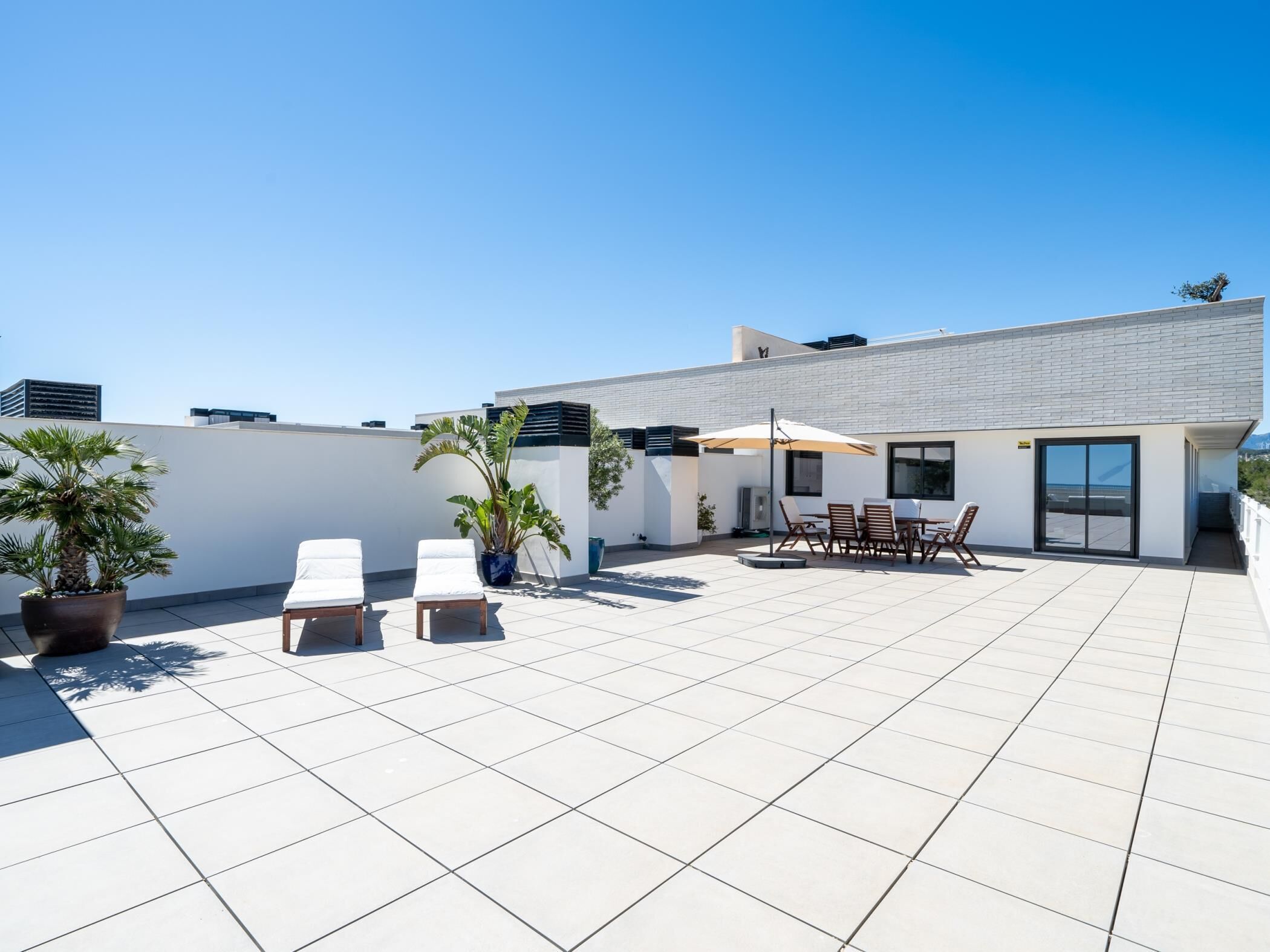 Ático con solarium privado y piscina frente mar