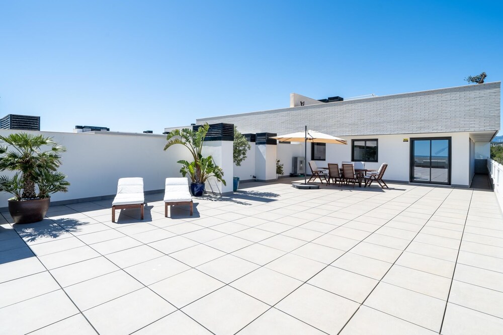 Ático con solarium privado y piscina frente mar