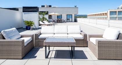 Penthouse with private solarium and pool sea views