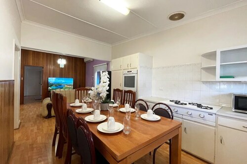 Sydney’s 4BDR with large private yard / Eat-Sleep-Shop-Transit