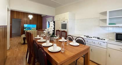 Sydney’s 4BDR with large private yard / Eat-Sleep-Shop-Transit