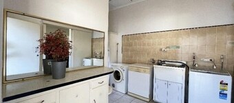 Sydney’s 4BDR with large private yard / Eat-Sleep-Shop-Transit