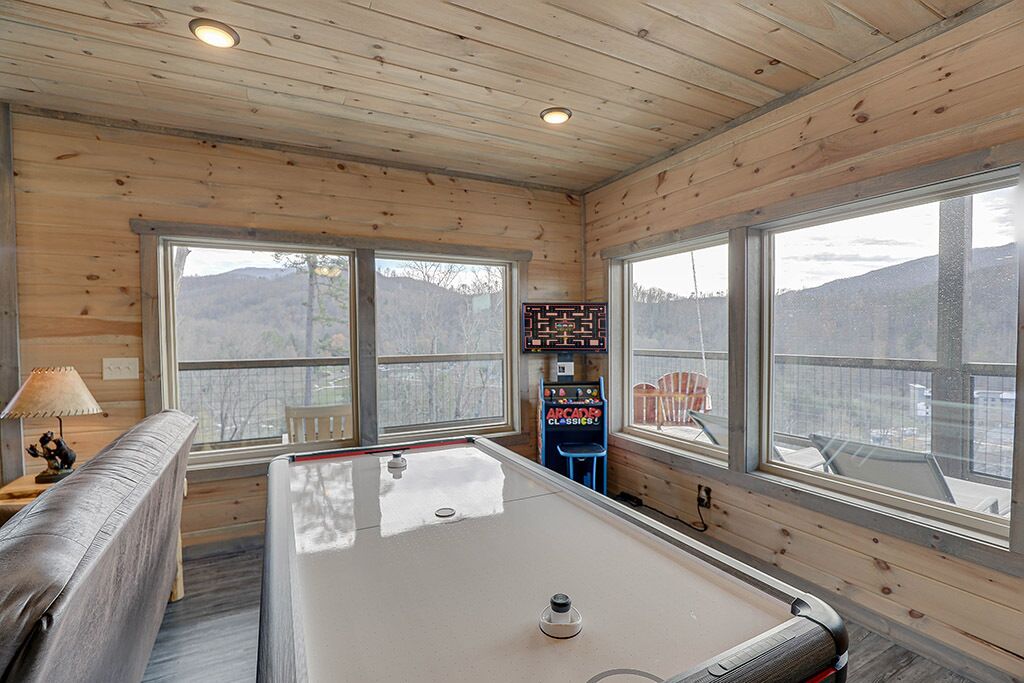Gatlinburg - Sky Light View - 3 Bedroom - Sleeps 12