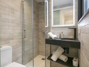 Een haardroger, handdoeken