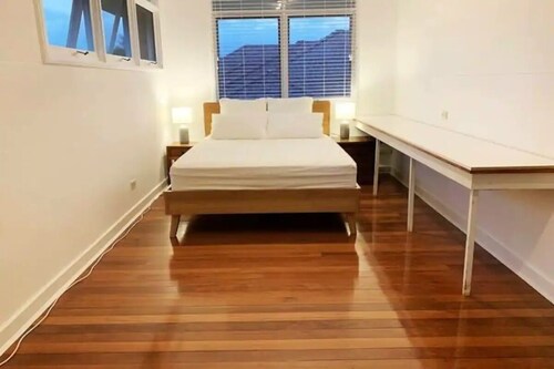 Brisbane 4BDR Two-Level Spacious Home near CBD + SuperFast 5G WiFi 