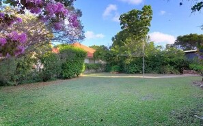 Property grounds - Spacious Home Near CBD 20x Faster 5G @390 Mbps (Tarragindi)