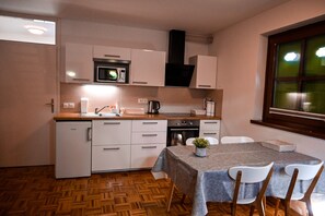 Frigorifero, microonde, forno, piano cottura