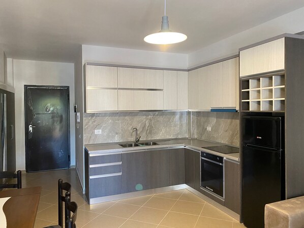 Een koelkast, een magnetron, een oven, een kookplaat