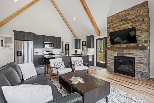 Smart TV, chimenea y libros 
