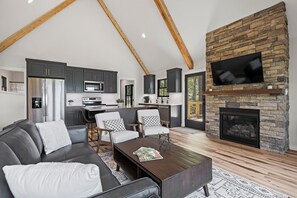 TV connectée, cheminée, livres