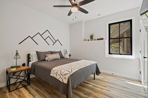 3 habitaciones, escritorio y tabla de planchar con plancha 
