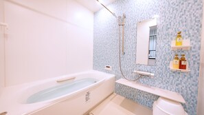 Villa, 3 chambres, non-fumeurs | Salle de bain | Ensemble douche/baignoire, articles de toilette gratuits, sèche-cheveux