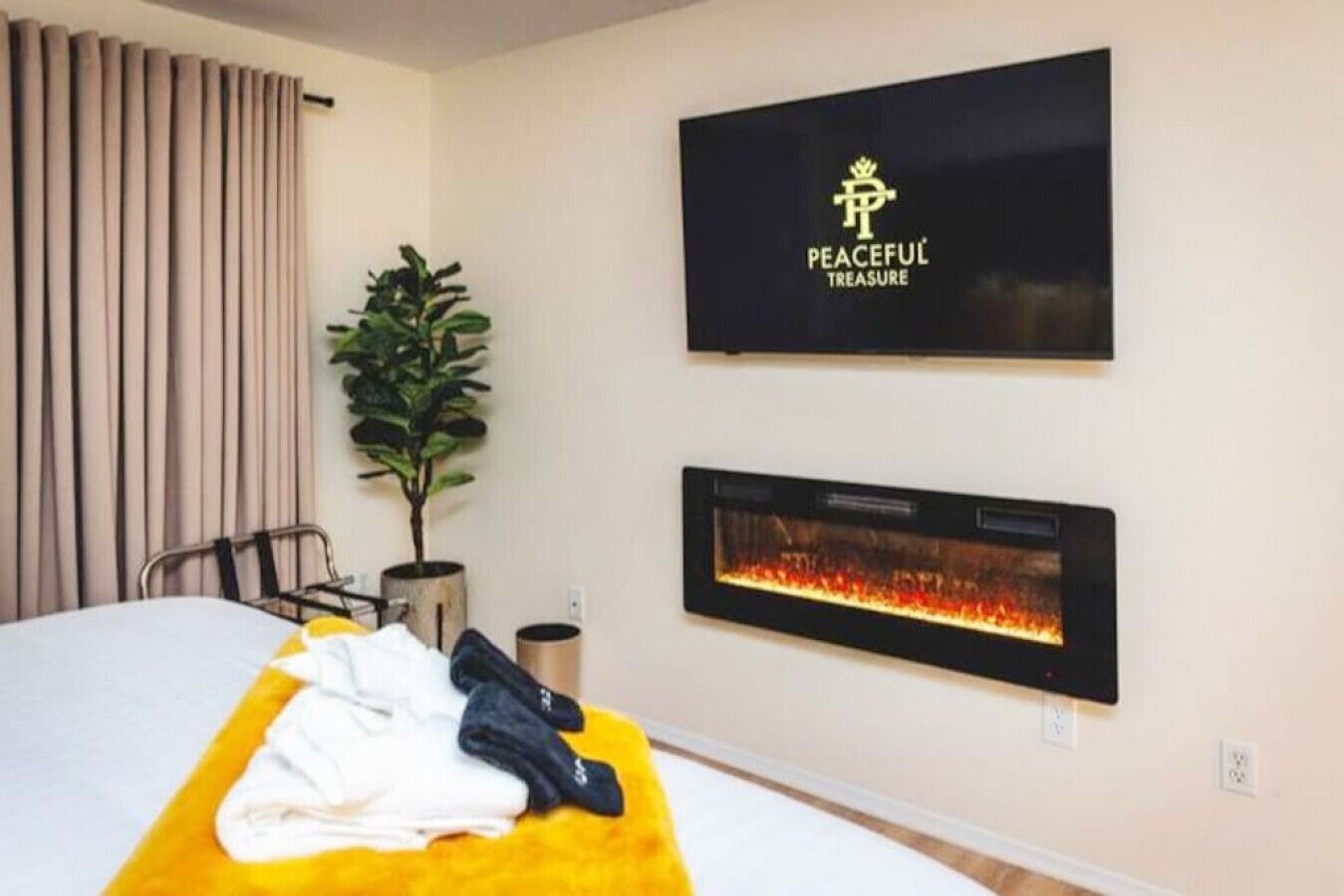 2 bedrooms, desk, iron/ironing board, WiFi