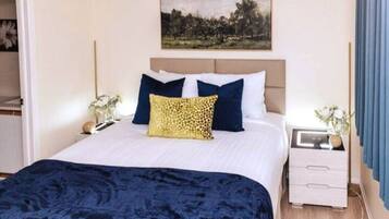 2 bedrooms, desk, iron/ironing board, WiFi