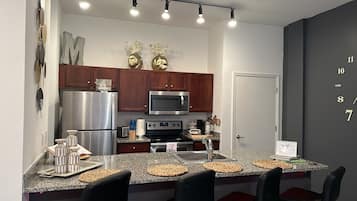 Réfrigérateur, micro-ondes, four, plaque de cuisson