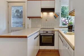 ثلاجة، فرن، موقد طهي مسطح، غسالة أطباق