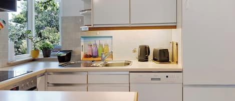 Refrigerador, horno, parrilla de estufa y lavavajillas