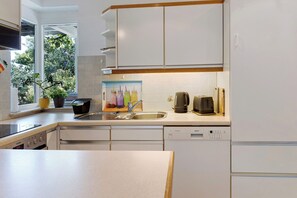 Fridge, oven, stovetop, dishwasher - Apartment 'Zum Haselbach' with Mountain View, Private Terrace and Wi-Fi (Weilheim)