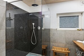 Dusche, Haartrockner, Handtücher