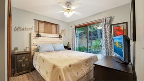 3 bedrooms, free WiFi, bed sheets - Relaxing Retreat In A Cozy Cove - Low Cleaning Fee (Camdenton)