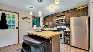 Fridge, microwave, oven, stovetop - Relaxing Retreat In A Cozy Cove - Low Cleaning Fee (Camdenton)