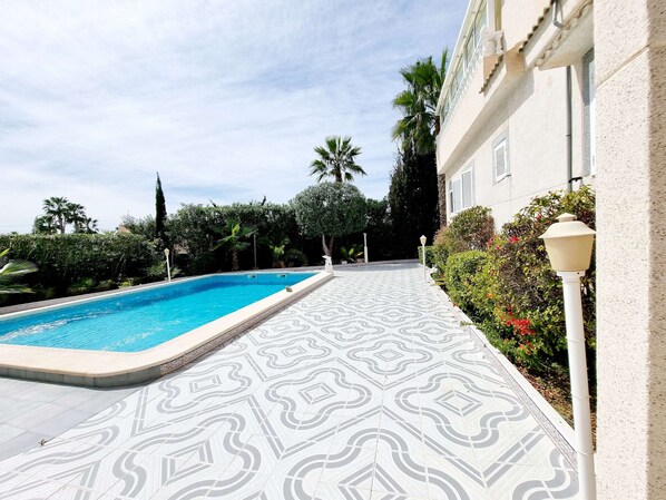 Unclassified image, 1 of 44, button - Detached villa with private pool (El Chaparral)