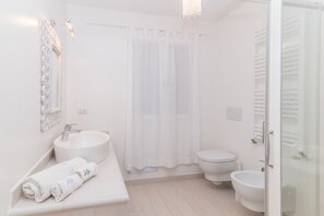 Shower, bidet, towels