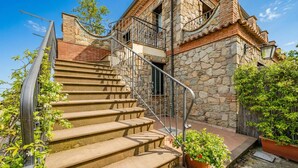 A stone building with a staircase leading to a balcony. - Beautiful Apt With Seaview Terrace, Pisciotta, Italy (Pisciotta)