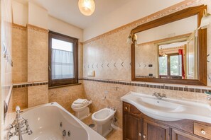 Ensemble douche/baignoire, baignoire à jets, sèche-cheveux, bidet