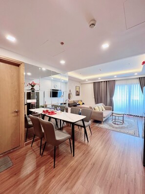1 bedroom, individually decorated, individually furnished, desk