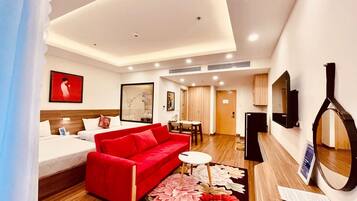 1 habitación, decoración personalizada, muebles diferentes y escritorio