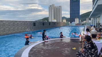 Kolam renang indoor