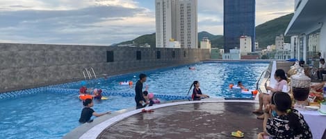 Kolam renang indoor