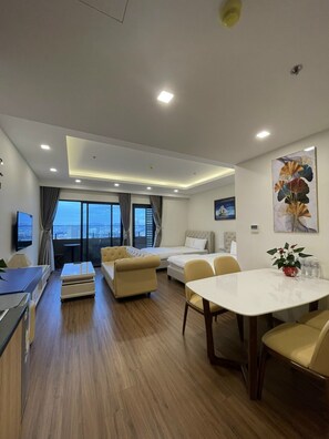 Decoración personalizada, muebles diferentes y escritorio 