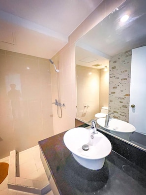 Shower, bidet, towels