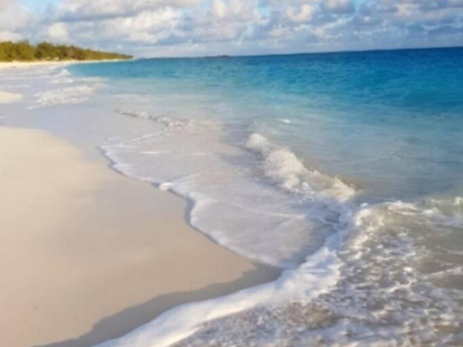 على الشاطئ، رمال بيضاء