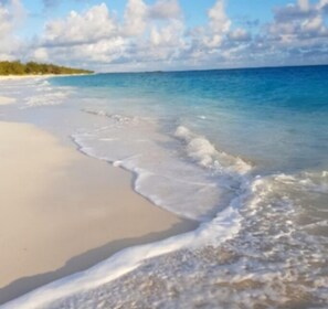 En la playa, arena blanca