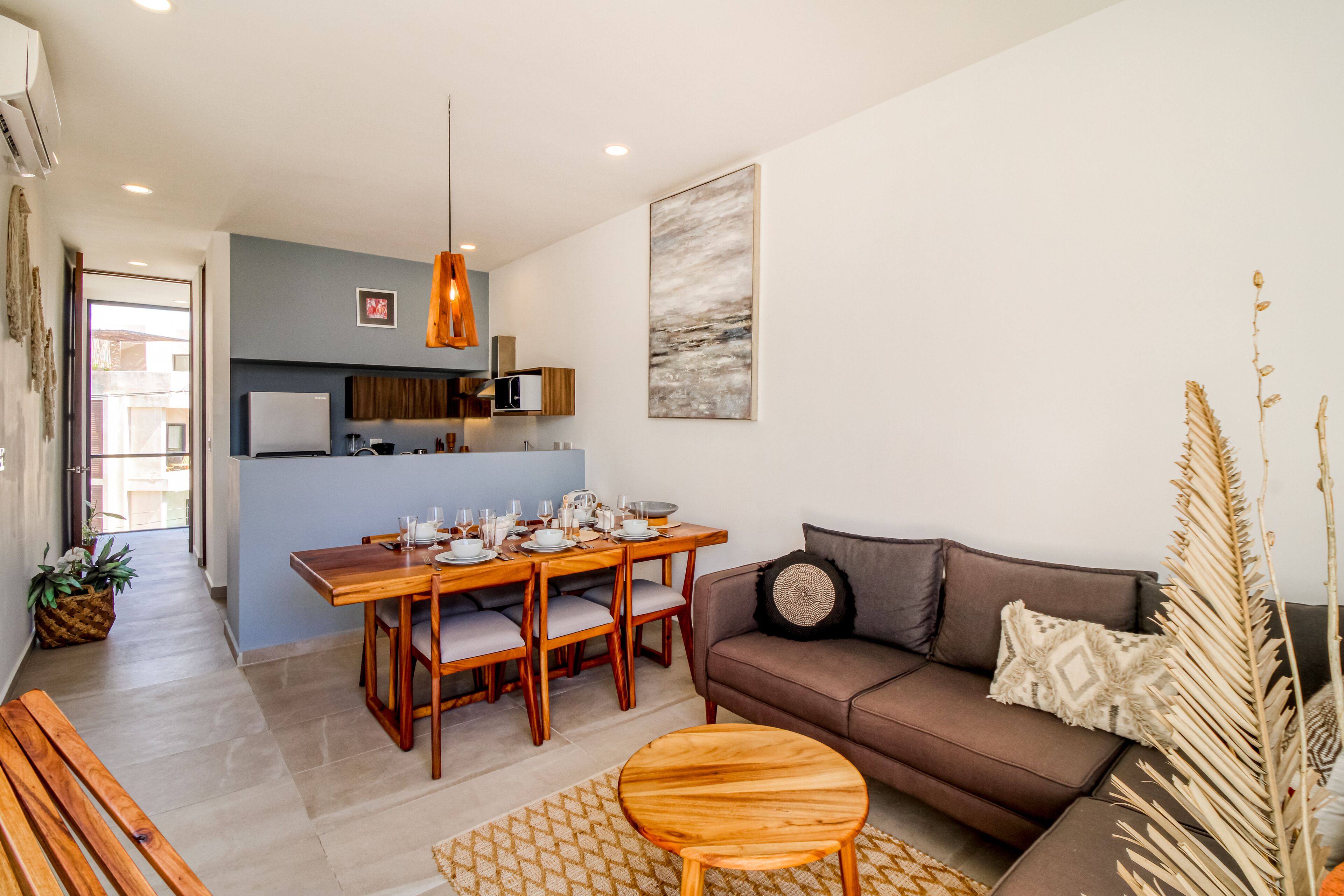 Palm paradise with jetted tub, scenic balcony, & modern interior - plunge pool