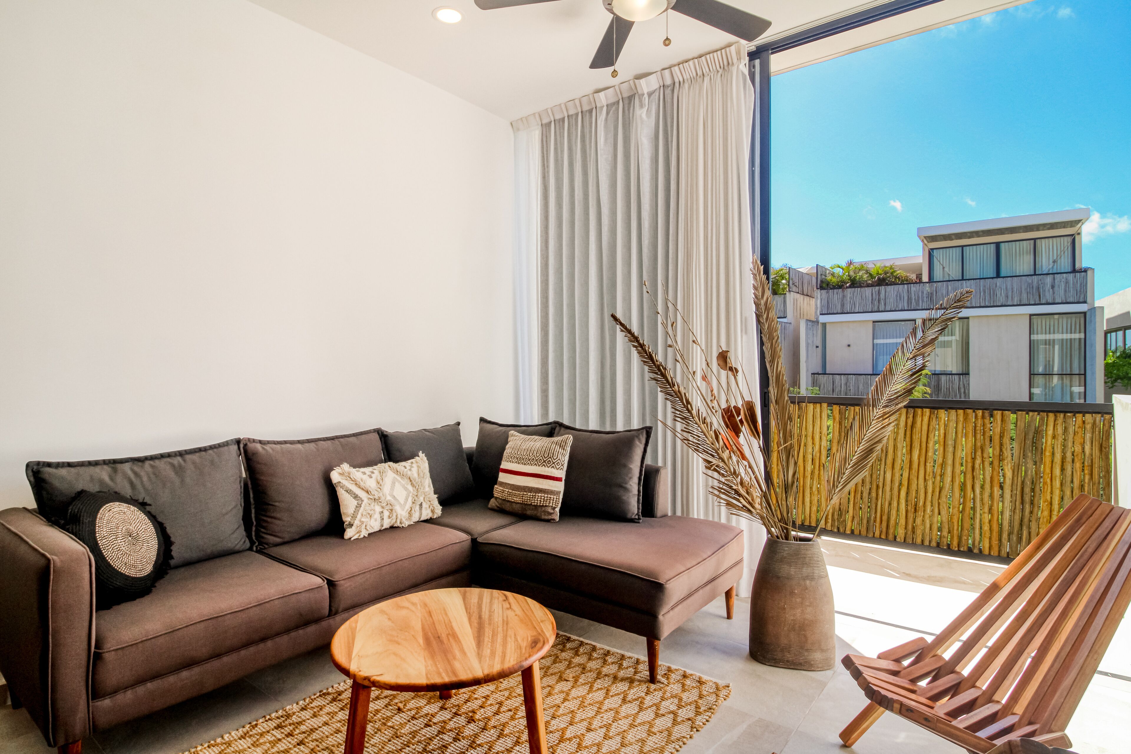 Palm paradise with jetted tub, scenic balcony, & modern interior - plunge pool