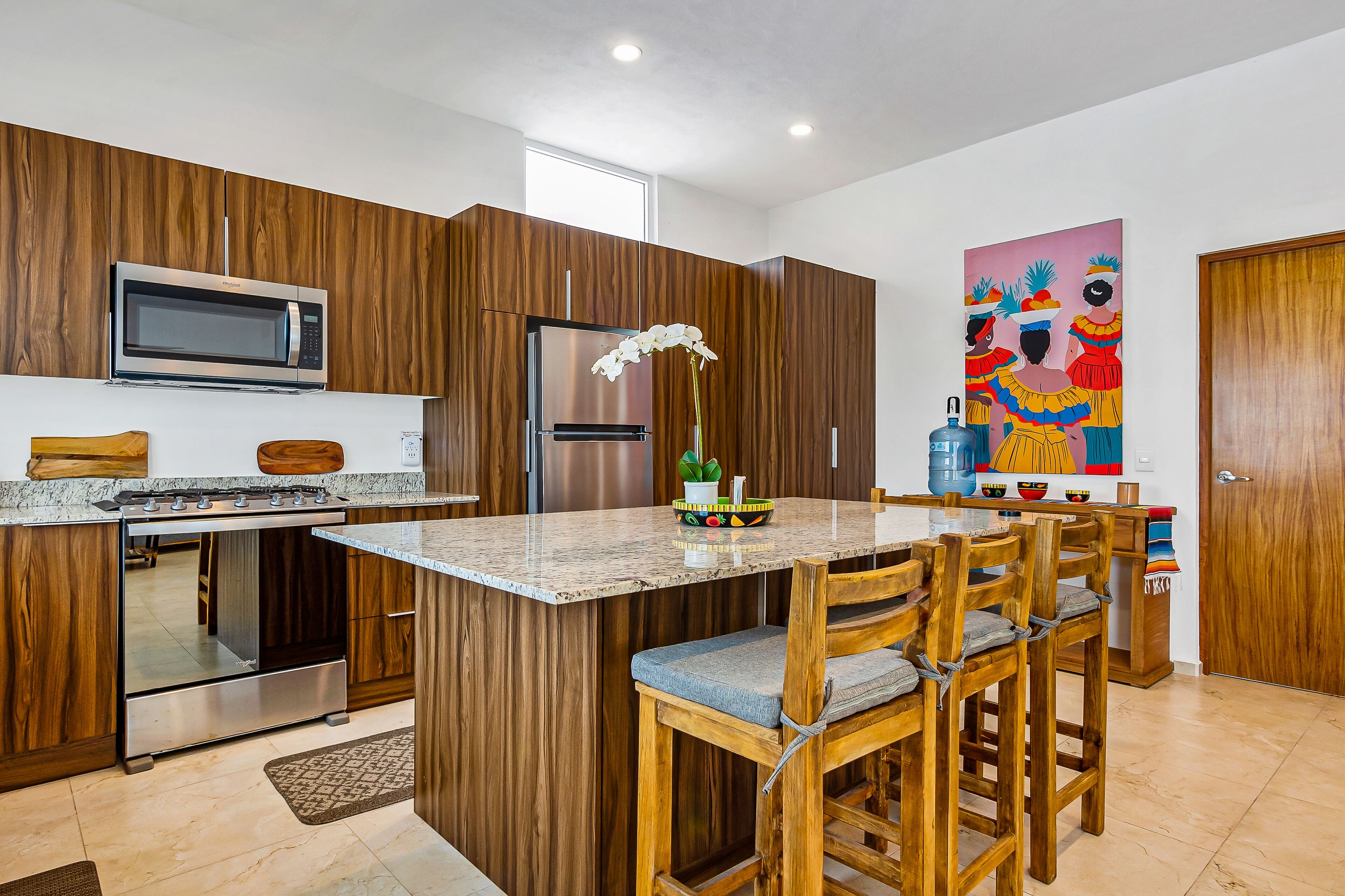 Luxe tropical apartment with gourmet kitchen, AC, & W/D - pool and grill access