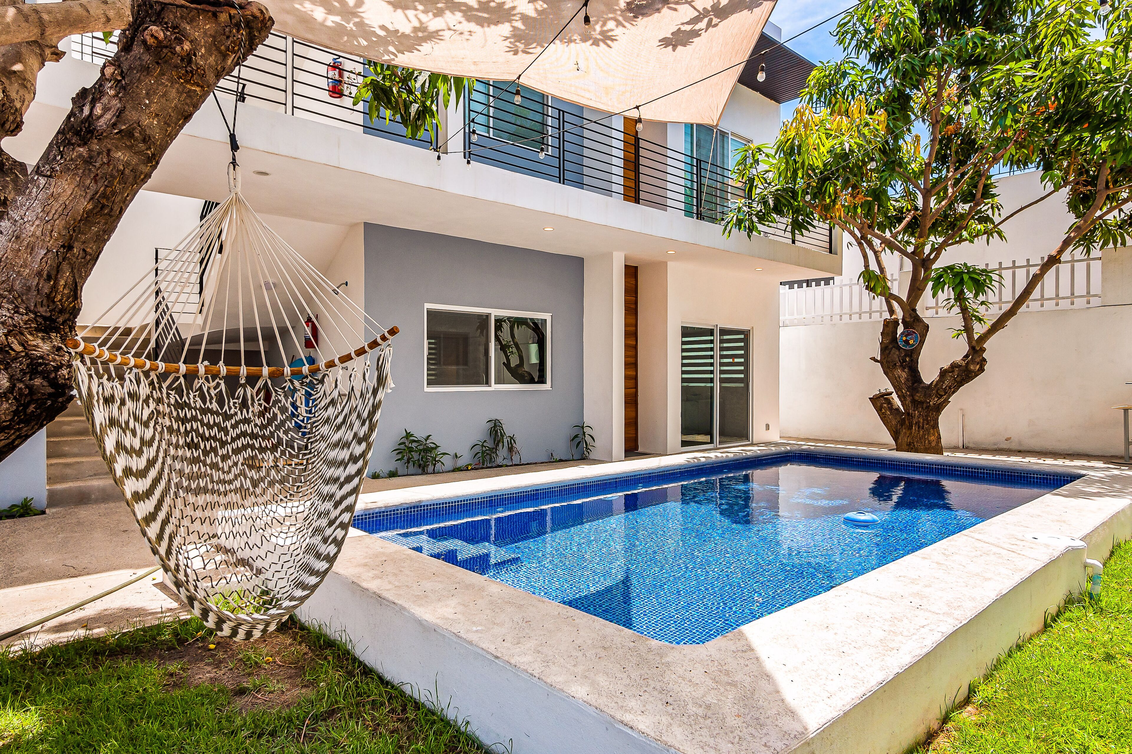 Luxe tropical apartment with gourmet kitchen, AC, & W/D - pool and grill access