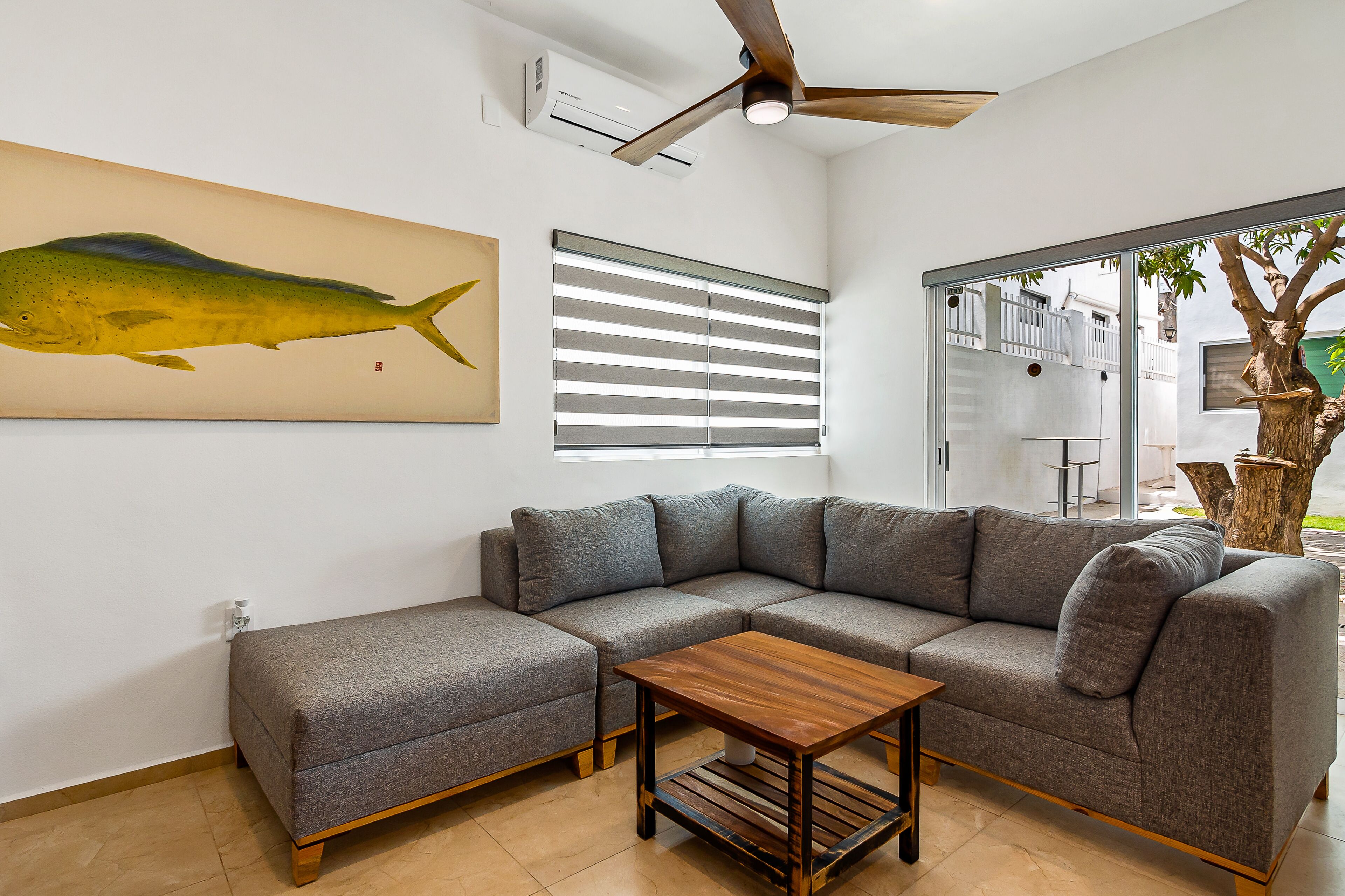 Luxe tropical apartment with gourmet kitchen, AC, & W/D - pool and grill access