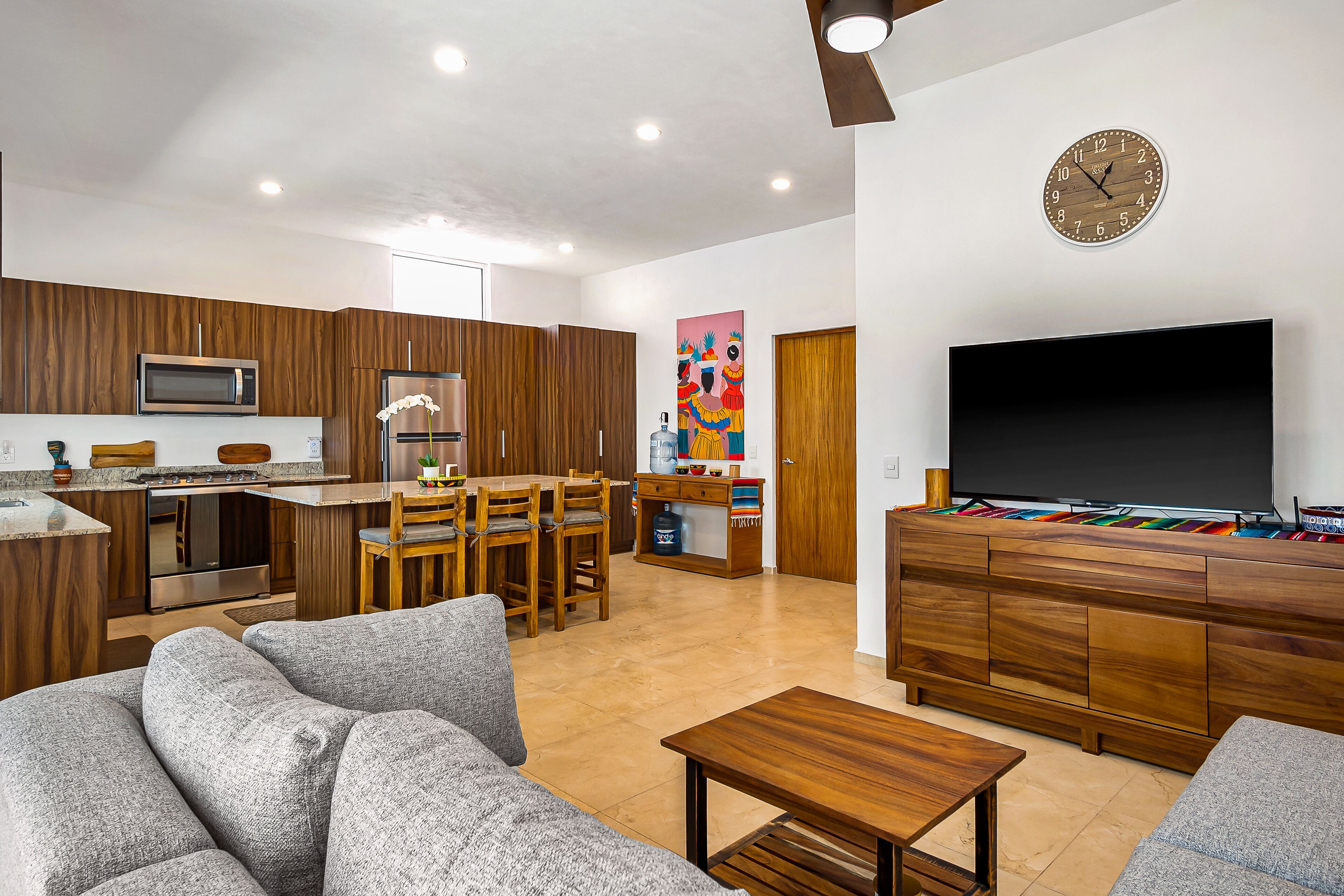 Luxe tropical apartment with gourmet kitchen, AC, & W/D - pool and grill access