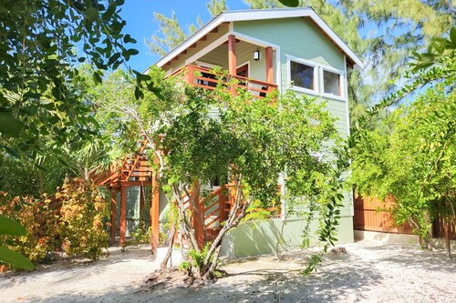 Beachfront abode with well-equipped kitchen - pool, beach, grill, & canoe access