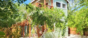 Beachfront abode with well-equipped kitchen - pool, beach, grill, & canoe access